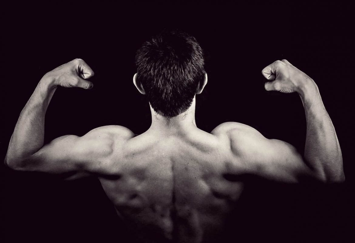 Homem visto de costas com braços e costas musculadas