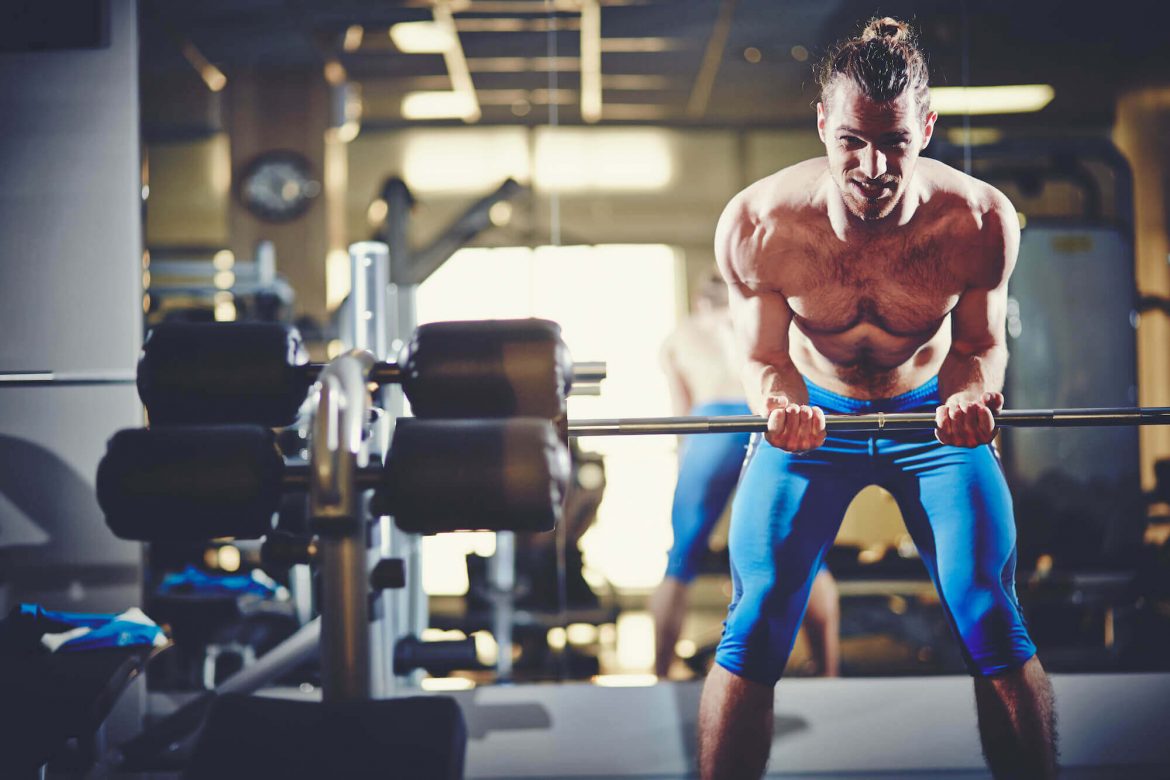 Homem a fazer musculação