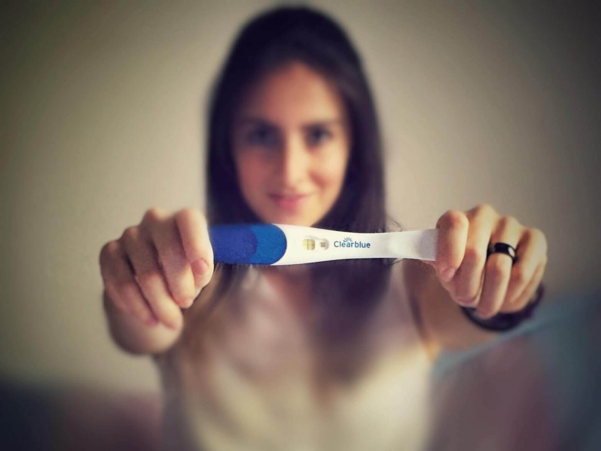 Débora com o teste de gravidez positivo