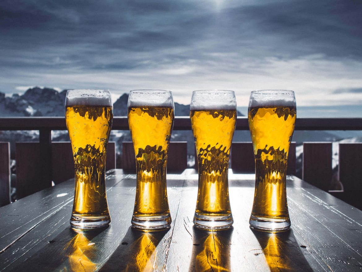 Foto de 4 Imperiais (cerveja) numa mesa