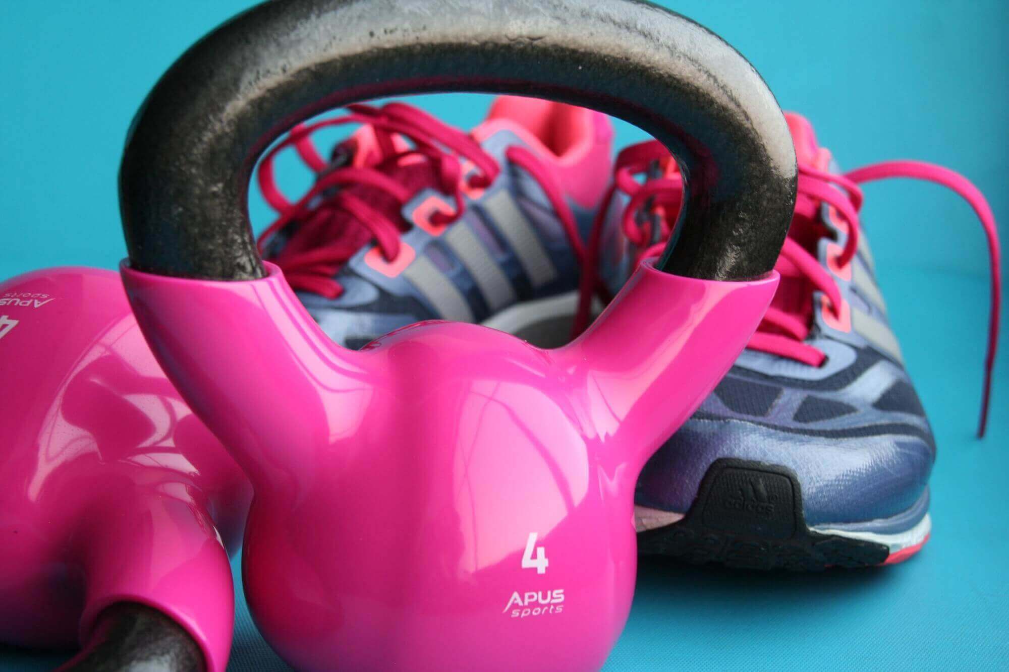 Exercício com kettlebells e ténis