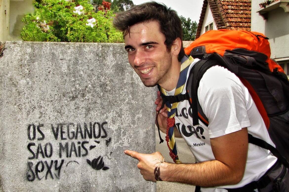 Marcos perto de uma tag a dizer Os Vegans São Mais Sexy